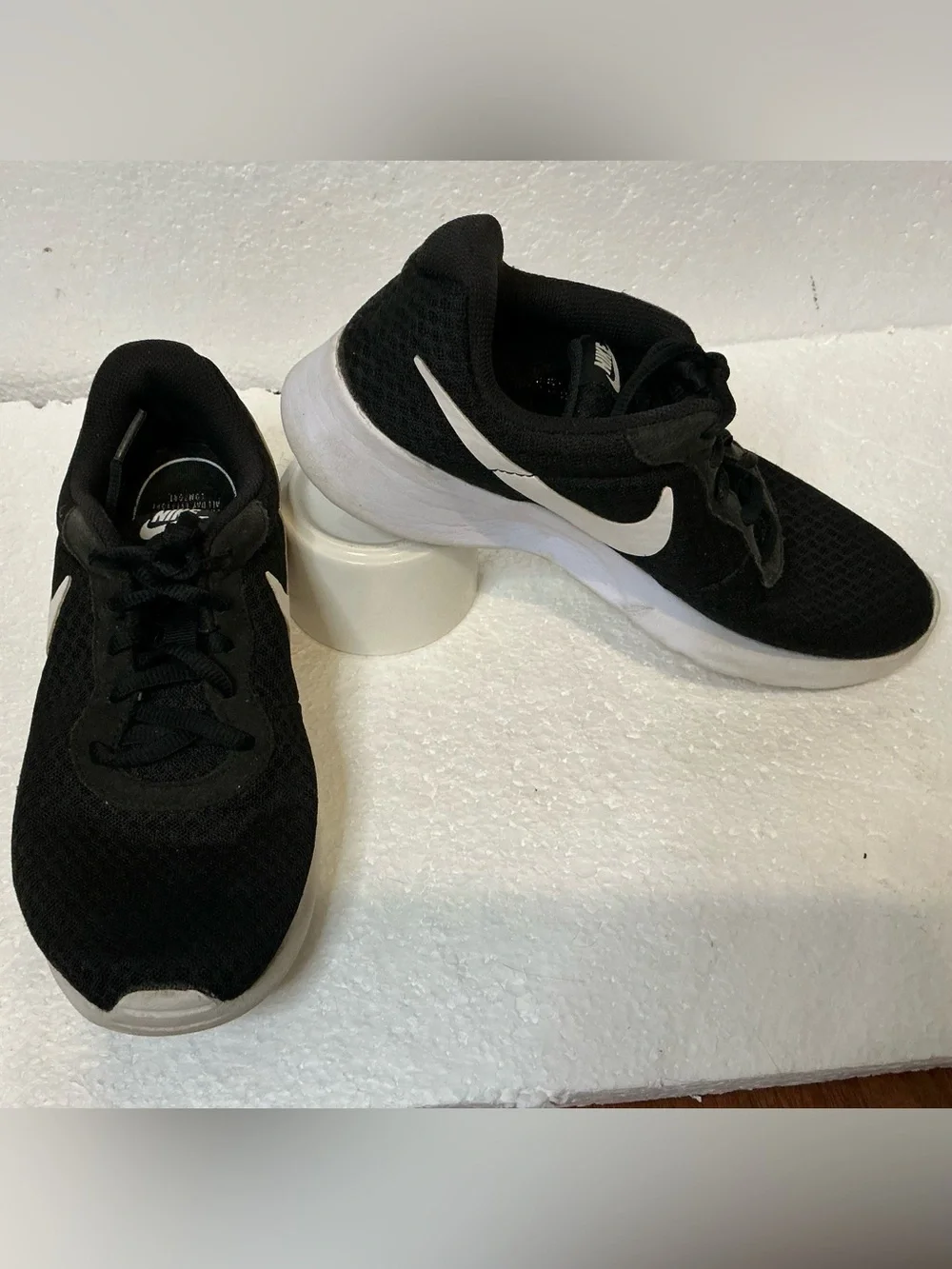Nike Tanjun Women’s Size 7 Black White Lightweight Running Athletic Sneakers